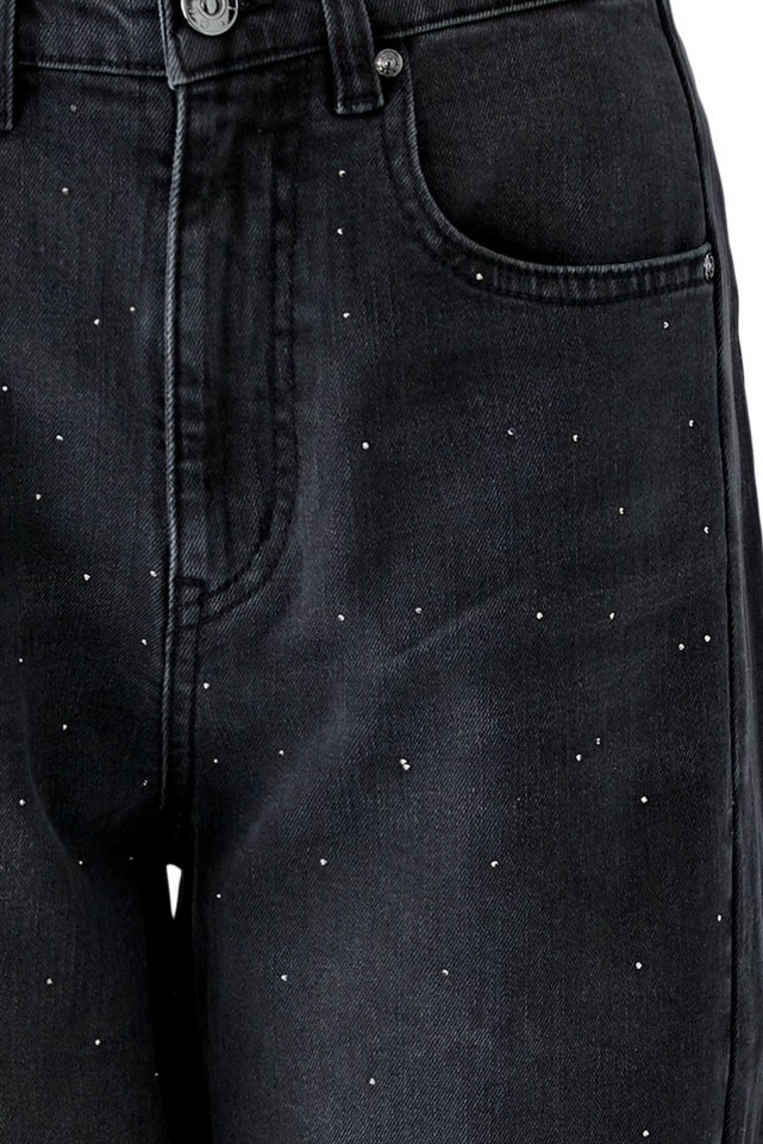 Jeans Oui in Dark Grey Denim. Elastischer Denim mit Mid Rise und lockerem Barrel Fit. Verkürzte Länge mit funkelnden Hotfix-Steinen auf der Vorderseite. 5-Pocket-Design mit Gürtelschlaufen sowie Knopf- und Reißverschluss.