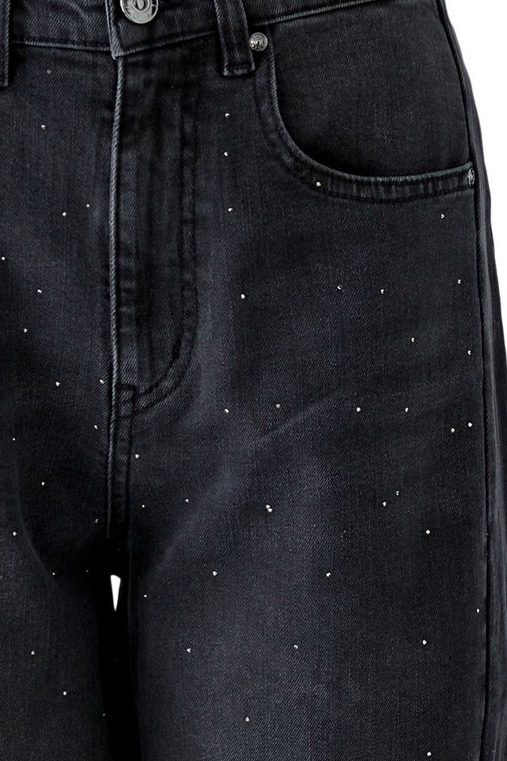 Jeans Oui in Dark Grey Denim. Elastischer Denim mit Mid Rise und lockerem Barrel Fit. Verkürzte Länge mit funkelnden Hotfix-Steinen auf der Vorderseite. 5-Pocket-Design mit Gürtelschlaufen sowie Knopf- und Reißverschluss.
