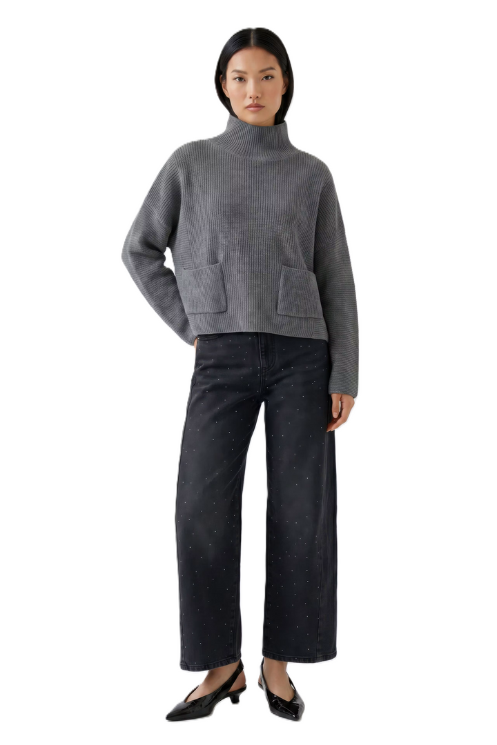Jeans Oui in Dark Grey Denim. Elastischer Denim mit Mid Rise und lockerem Barrel Fit. Verkürzte Länge mit funkelnden Hotfix-Steinen auf der Vorderseite. 5-Pocket-Design mit Gürtelschlaufen sowie Knopf- und Reißverschluss.