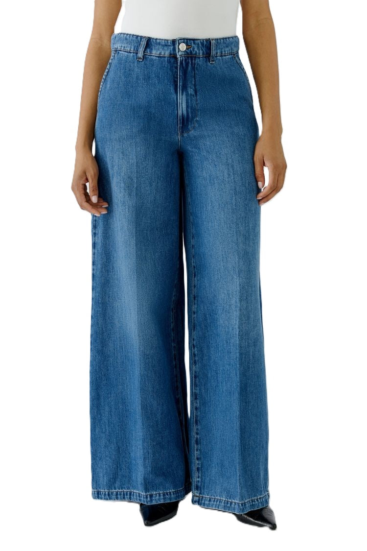Jeans Oui. Lässig geschnittene Jeans in mitteblau. Die Jeans hat klassisch schräge Chinotaschen und ein gerades weites Bein. Sie hat eine Bundfalte und kann mit einem Knopf und Reißverschluss verschlossen werden. Auf der Rückseite hat sie zwei Stecktaschen. 
