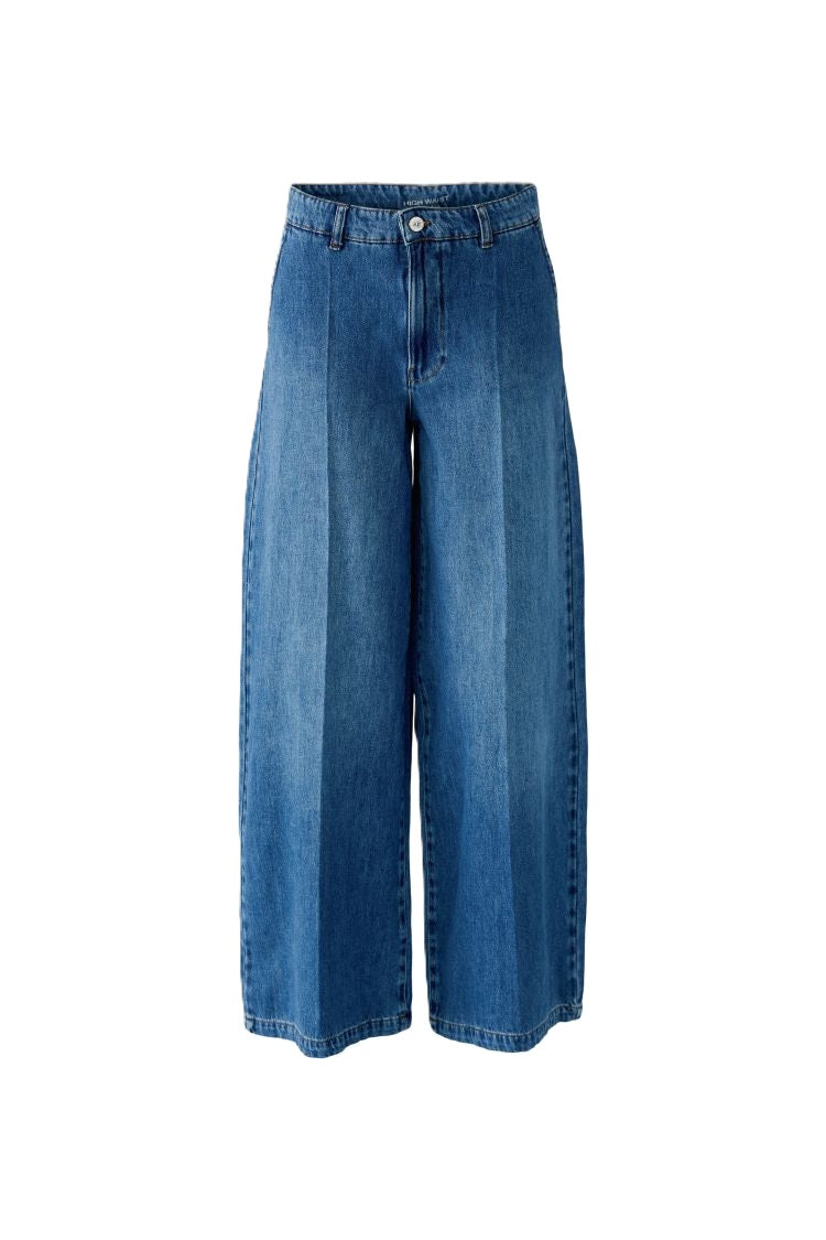 Jeans Oui. Lässig geschnittene Jeans in mitteblau. Die Jeans hat klassisch schräge Chinotaschen und ein gerades weites Bein. Sie hat eine Bundfalte und kann mit einem Knopf und Reißverschluss verschlossen werden. Auf der Rückseite hat sie zwei Stecktaschen. 