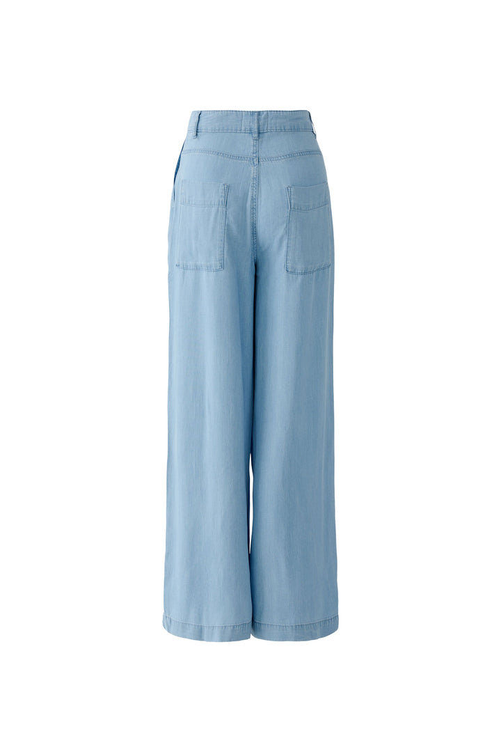 Jeans Oui. Lässig, weite Hose aus sommerlichem Lyocell in gewaschener Denimoptik. Die Jeans hat Bundfalten und zwei extra große Taschen auf der Vorderseite. Auf der Rückseite zwei Gesäßtaschen. Die Jeans ist lässig geschnitten und leicht verkürzt. Sie hat Gürtelschlaufen und einen Reißverschluss.