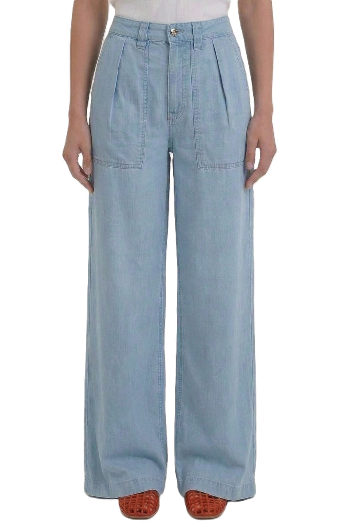Jeans Oui. Lässig, weite Hose aus sommerlichem Lyocell in gewaschener Denimoptik. Die Jeans hat Bundfalten und zwei extra große Taschen auf der Vorderseite. Auf der Rückseite zwei Gesäßtaschen. Die Jeans ist lässig geschnitten und leicht verkürzt. Sie hat Gürtelschlaufen und einen Reißverschluss.