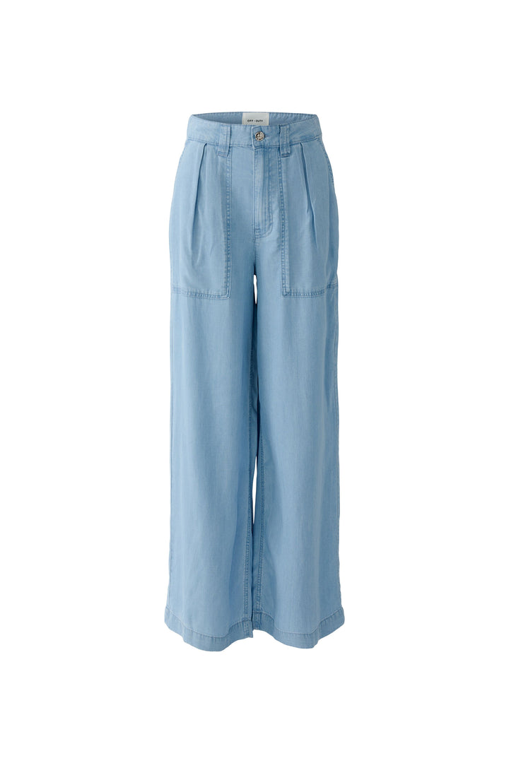 Jeans Oui. Lässig, weite Hose aus sommerlichem Lyocell in gewaschener Denimoptik. Die Jeans hat Bundfalten und zwei extra große Taschen auf der Vorderseite. Auf der Rückseite zwei Gesäßtaschen. Die Jeans ist lässig geschnitten und leicht verkürzt. Sie hat Gürtelschlaufen und einen Reißverschluss.