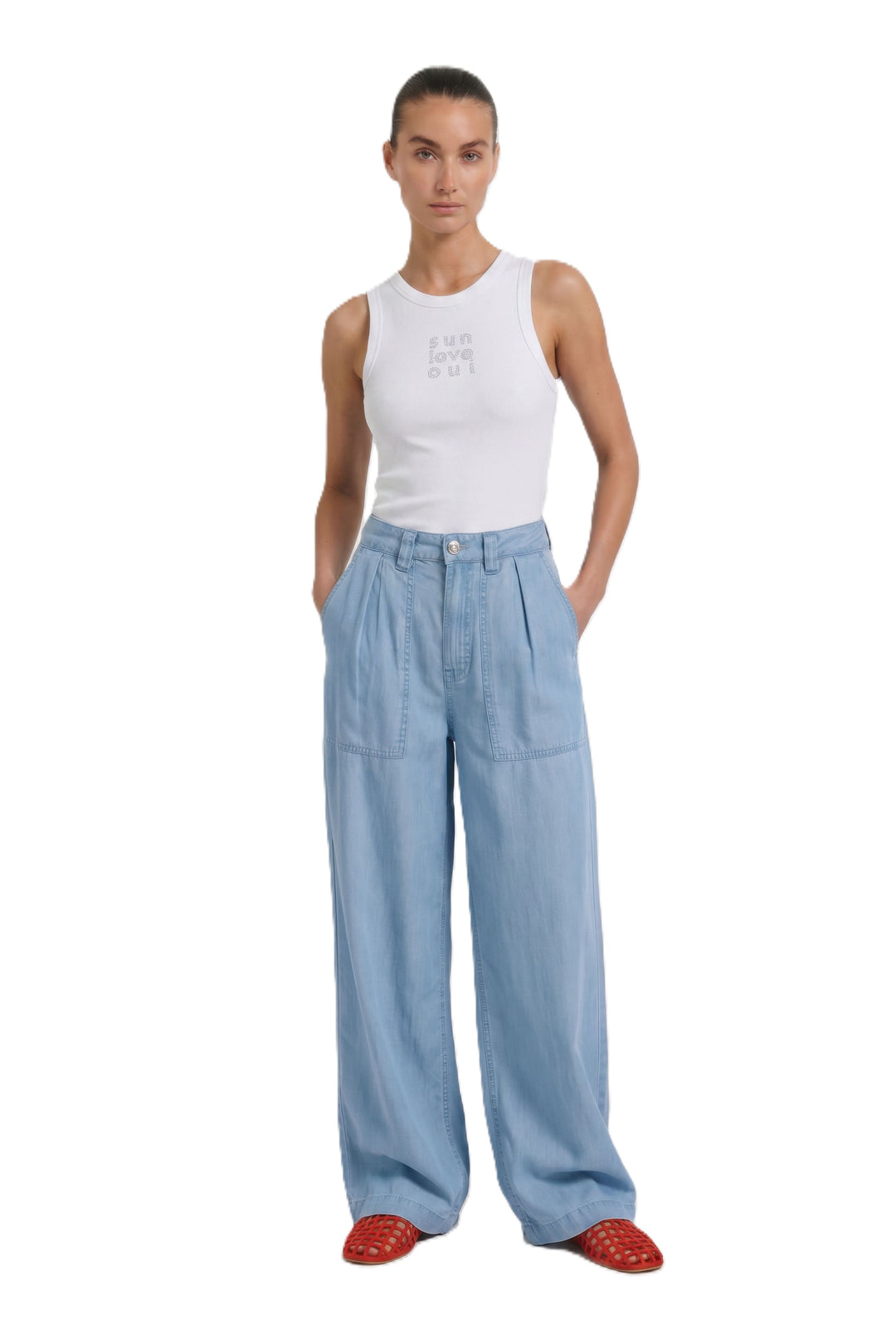 Jeans Oui. Lässig, weite Hose aus sommerlichem Lyocell in gewaschener Denimoptik. Die Jeans hat Bundfalten und zwei extra große Taschen auf der Vorderseite. Auf der Rückseite zwei Gesäßtaschen. Die Jeans ist lässig geschnitten und leicht verkürzt. Sie hat Gürtelschlaufen und einen Reißverschluss.