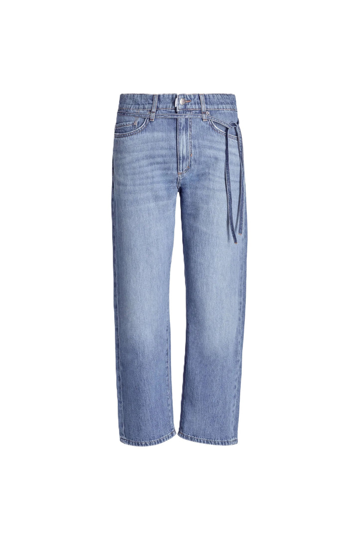 Jeans PNTS 34 THE FRIEND. Sie ist in klassischer blauer Waschung mit helleren Abriebstellen erhältlich. Die 5-Pocket Friend ist eine Neuinterpretation einer Boyfriend-Jeans. Sie hat ein gerade geschnittenes Bein mit lockerer lässiger Passform und Bindegürtel in blau. 