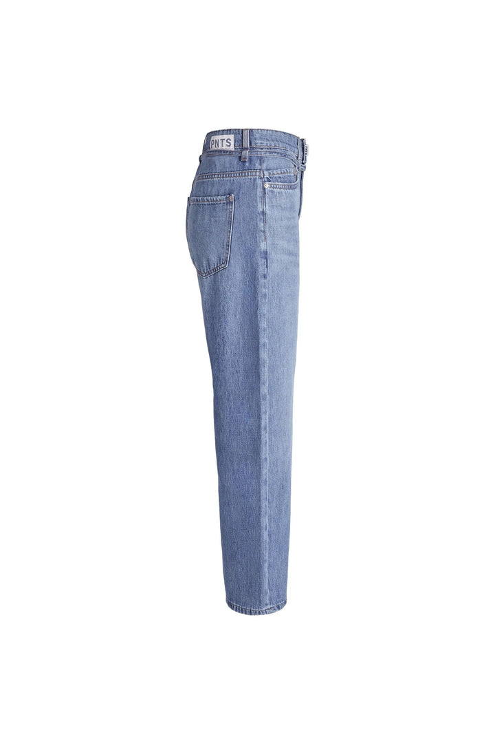 Jeans PNTS 34 THE FRIEND. Sie ist in klassischer blauer Waschung mit helleren Abriebstellen erhältlich. Die 5-Pocket Friend ist eine Neuinterpretation einer Boyfriend-Jeans. Sie hat ein gerade geschnittenes Bein mit lockerer lässiger Passform und Bindegürtel in blau. 