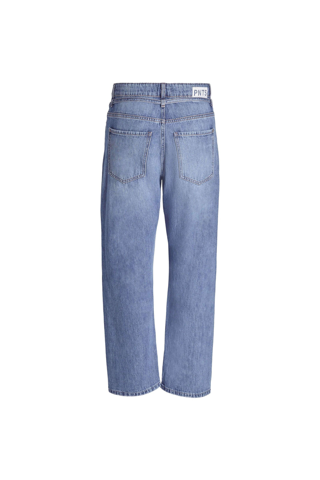 Jeans PNTS 34 THE FRIEND. Sie ist in klassischer blauer Waschung mit helleren Abriebstellen erhältlich. Die 5-Pocket Friend ist eine Neuinterpretation einer Boyfriend-Jeans. Sie hat ein gerade geschnittenes Bein mit lockerer lässiger Passform und Bindegürtel in blau. 
