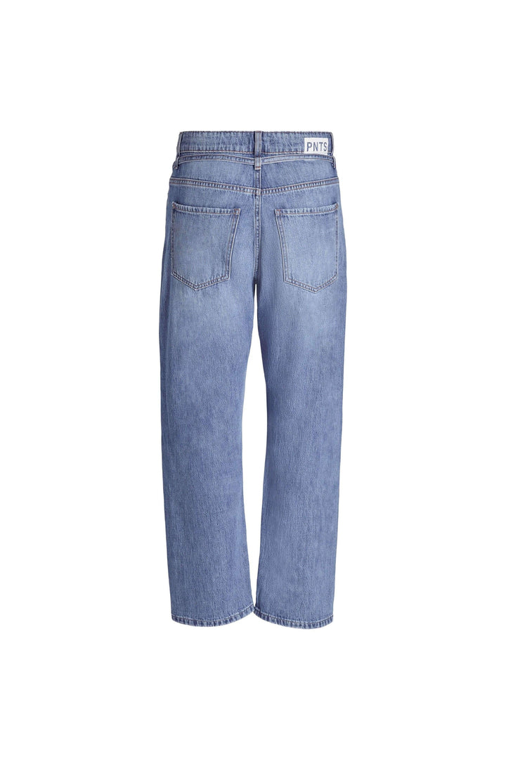 Jeans PNTS 34 THE FRIEND. Sie ist in klassischer blauer Waschung mit helleren Abriebstellen erhältlich. Die 5-Pocket Friend ist eine Neuinterpretation einer Boyfriend-Jeans. Sie hat ein gerade geschnittenes Bein mit lockerer lässiger Passform und Bindegürtel in blau. 