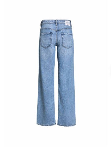Jeans PNTS 09_THE BAGGY. Super schöne und leichte Jeans in mittelblau. Die Jeans hat ein gerades und langes Bein. Sie hat Taschen und einen leichten Griff.