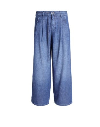 Jeans PNTS 24 THE MINI G. Super leichte Jeans in gerader Form in blau. Die Jeans hat seitliche Taschen und besteht aus einer sehr leichten Ware. Bundfalten auf der Vorderseite verstärken den modernen Look. Sie hat einen Zip und einen Knopf zum Verschließen und einen kleinen Jeansgürtel. 