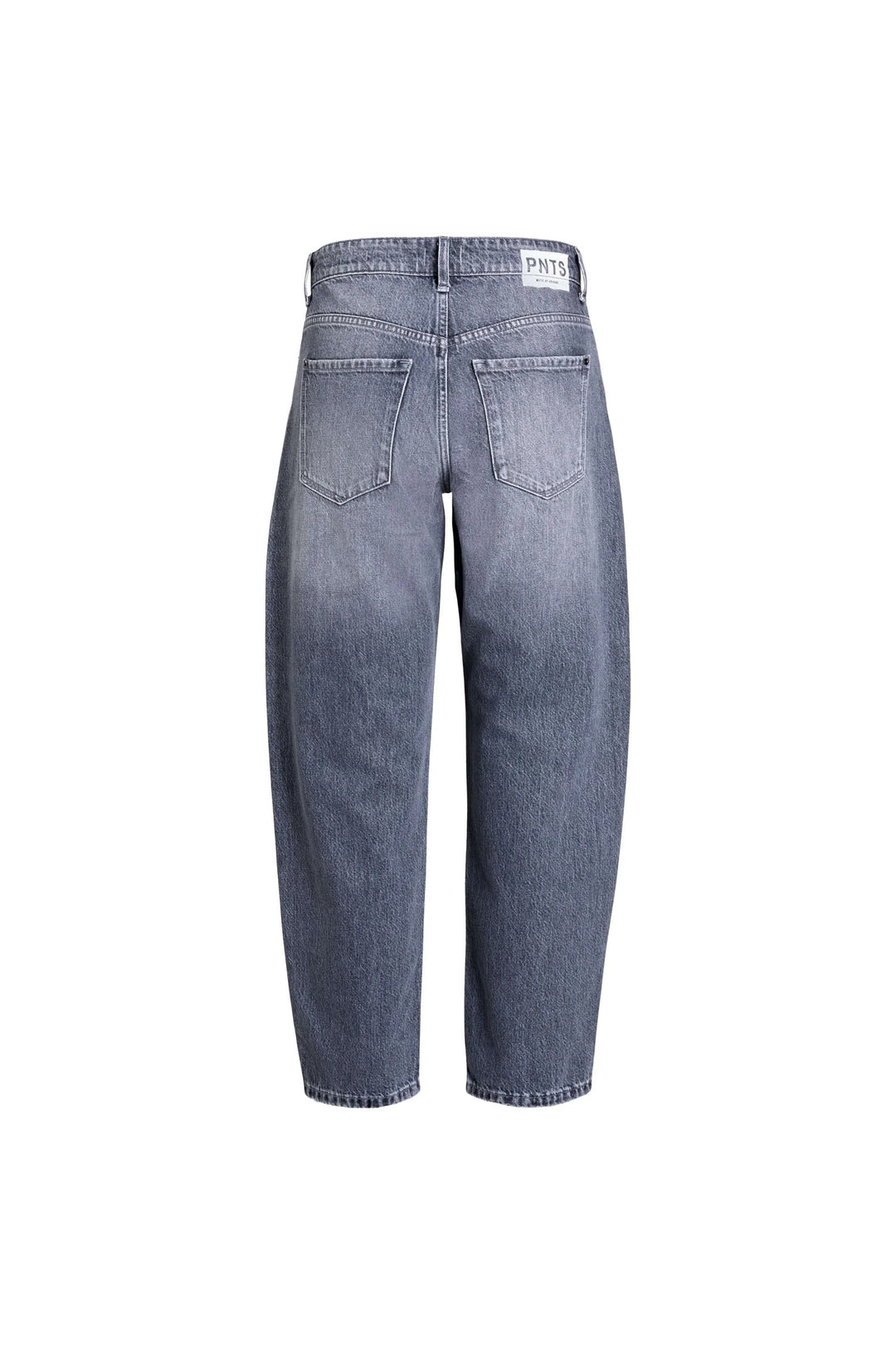 Jeans Dunkelgraue Jeans 05_THE O SHAPE von PNTS aus 100% Baumwolle mit Barrel Fit, hoher Leibhöhe und verkürztem Bein. Sie hat das 5-Pcket Design und hinten noch ein PNTS Patch aufgedruckt. 