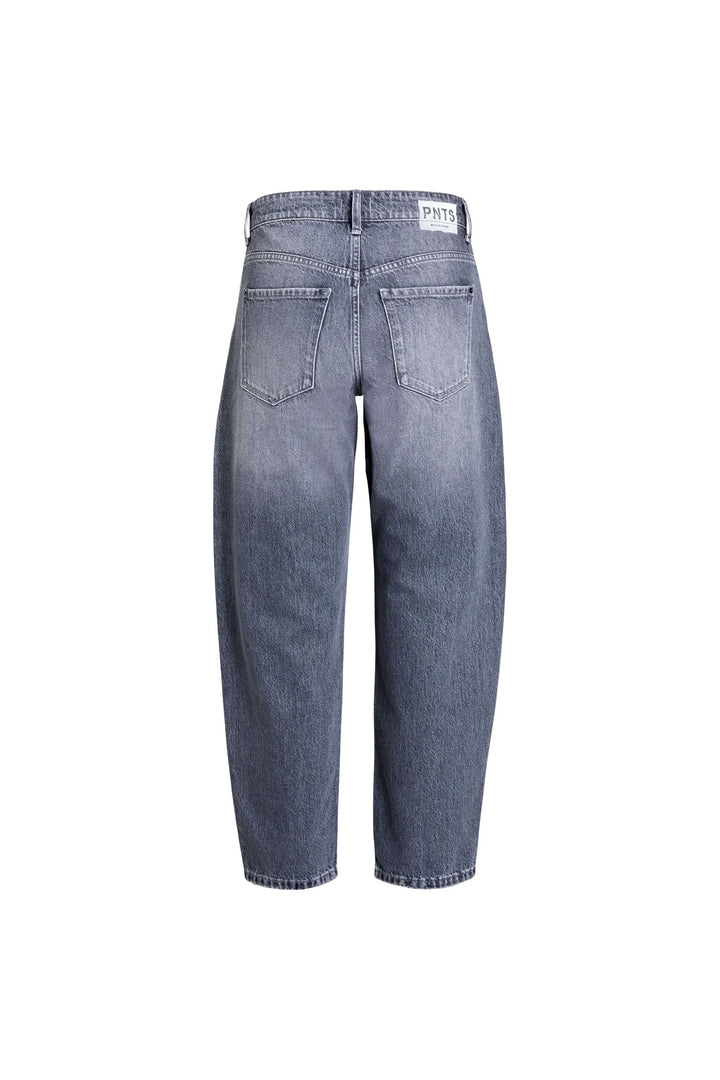 Jeans Dunkelgraue Jeans 05_THE O SHAPE von PNTS aus 100% Baumwolle mit Barrel Fit, hoher Leibhöhe und verkürztem Bein. Sie hat das 5-Pcket Design und hinten noch ein PNTS Patch aufgedruckt. 