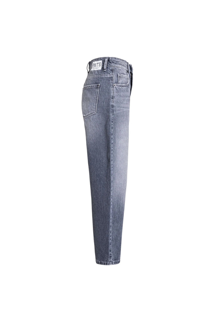 Jeans Dunkelgraue Jeans 05_THE O SHAPE von PNTS aus 100% Baumwolle mit Barrel Fit, hoher Leibhöhe und verkürztem Bein. Sie hat das 5-Pcket Design und hinten noch ein PNTS Patch aufgedruckt. 