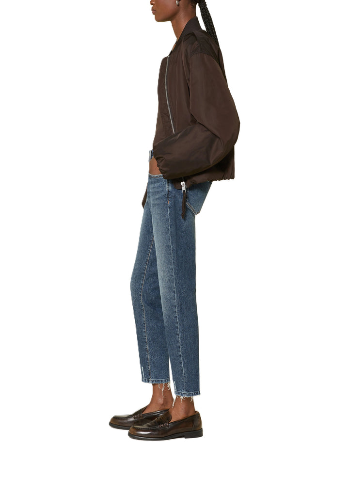 Jeans PNTS 02_THE SLIM. Jeans PNTS 02_THE SLIM. Coole Jeans in blau mit zerrisseen Stellen. Die Jeans hat ein langes und schmales Bein. Am Bund befinden sich Gürtelschlaufen. An den Beinenden sind leichte Fransen. Sie hat eine normale Leibhöhe und einen Reißverschluss.