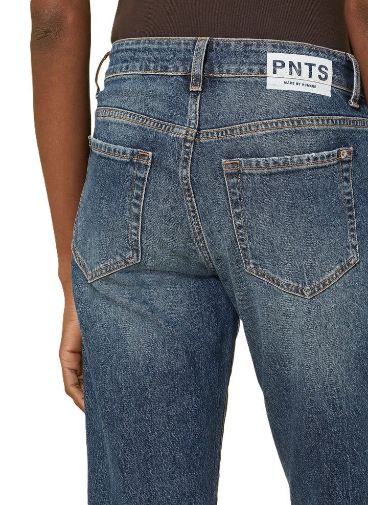 Jeans PNTS 02_THE SLIM. Jeans PNTS 02_THE SLIM. Coole Jeans in blau mit zerrisseen Stellen. Die Jeans hat ein langes und schmales Bein. Am Bund befinden sich Gürtelschlaufen. An den Beinenden sind leichte Fransen. Sie hat eine normale Leibhöhe und einen Reißverschluss.