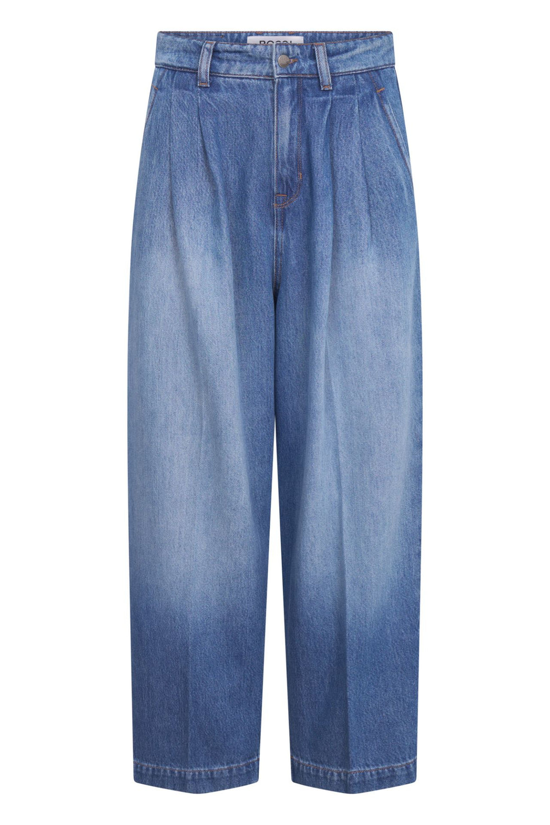 Hose Rossi Noa Crop. Lässige Bundfaltenhose aus Denim. Die Hose ist verkürzt und Hight Waist geschnitten. Sie hat einen leichten O-Shape und einen weichen Denimstoff. Sie hat vorne Eingriffstaschen und hinten Leistentaschen. 