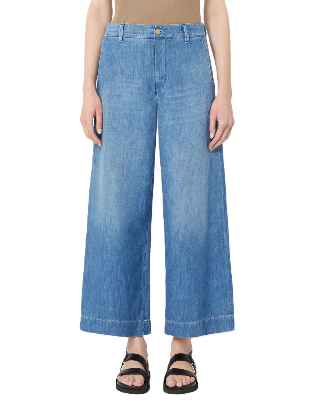 Jeans von S Max Mara MS Mastice in mittelblau. Die Jeans hat ein gerades weites Bein mit Taschen. Die Ware ist leicht und dünn. 
