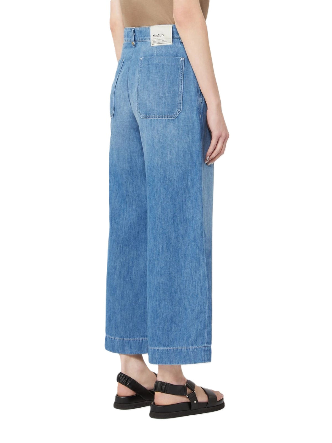 Jeans von S Max Mara MS Mastice in mittelblau. Die Jeans hat ein gerades weites Bein mit Taschen. Die Ware ist leicht und dünn. 
