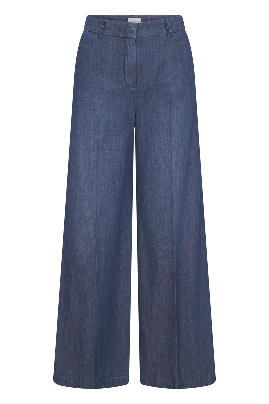 Hose Seductive Shiloh in blau. Elegante Jeans mit weitem Bein und mittlerer Leibhöhe. Die leichte Jeans hat eine Bügelfalte, einen Formbund und Gürtelschlaufen. Sie hat seitliche Eingriffstaschen und Leistentaschen hinten. Die Jeans besteht aus einem sehr leichten und angenehmen Sommerdenim.