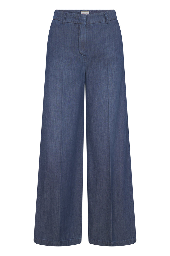 Hose Seductive Shiloh in blau. Elegante Jeans mit weitem Bein und mittlerer Leibhöhe. Die leichte Jeans hat eine Bügelfalte, einen Formbund und Gürtelschlaufen. Sie hat seitliche Eingriffstaschen und Leistentaschen hinten. Die Jeans besteht aus einem sehr leichten und angenehmen Sommerdenim.
