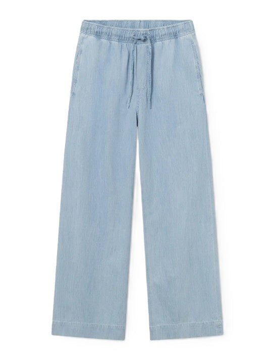 Jeans SO SUE Anna Pants light Denim. Die Anna Pants in Light Blue ist die perfekte Kombination aus Denim-Look und sommerlicher Leichtigkeit. Gefertigt aus feinem Denim Chambray, fühlt sie sich weich, fließend und angenehm kühl auf der Haut an. Die Jeans hat einen Gummibund und einen Tunnelzug zum Justieren. Sie hat Taschen und ein weites lässiges langes Bein.