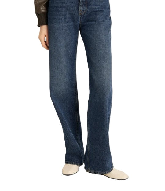 Jeans SoSue Wide Nola Dark Blue in dunkelblau mit geradem und langen Bein. Auf der Rückseite Fakelederpatch mit SoSUE Logo. Griffige Waschung. 