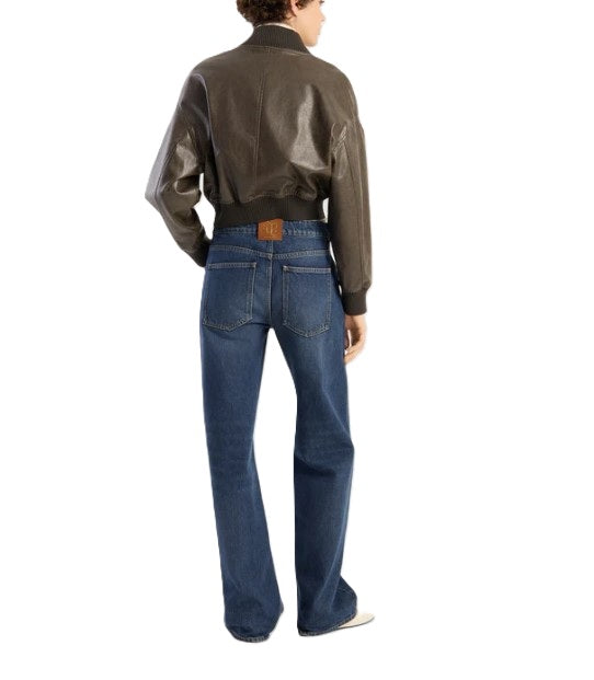 Jeans SoSue Wide Nola Dark Blue in dunkelblau mit geradem und langen Bein. Auf der Rückseite Fakelederpatch mit SoSUE Logo. Griffige Waschung. 
