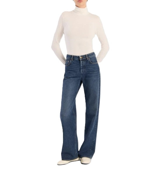Jeans SoSue Wide Nola Dark Blue in dunkelblau mit geradem und langen Bein. Auf der Rückseite Fakelederpatch mit SoSUE Logo. Griffige Waschung. 