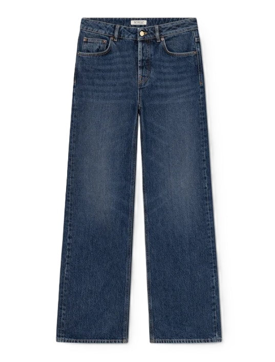 Jeans SoSue Wide Nola Dark Blue in dunkelblau mit geradem und langen Bein. Auf der Rückseite Fakelederpatch mit SoSUE Logo. Griffige Waschung. 