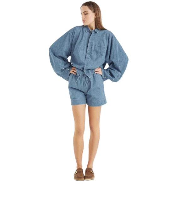 Jeansbermuda SO SUE Shorts Dark Denim. Die Denim Shorts aus feinem Chambray vereint Komfort und Stil. Der weiche, leichte Denim sorgt für maximale Bewegungsfreiheit und einen entspannten Look. Die Bermuda hat Taschen und einen bequemen Gummibund mit Tunnelzug.