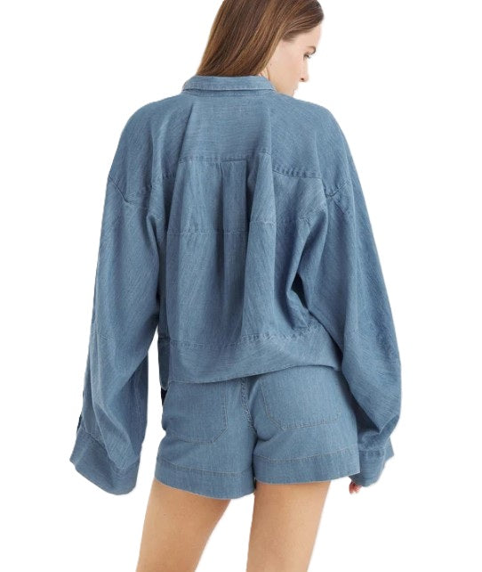 Jeansbermuda SO SUE Shorts Dark Denim. Die Denim Shorts aus feinem Chambray vereint Komfort und Stil. Der weiche, leichte Denim sorgt für maximale Bewegungsfreiheit und einen entspannten Look. Die Bermuda hat Taschen und einen bequemen Gummibund mit Tunnelzug.