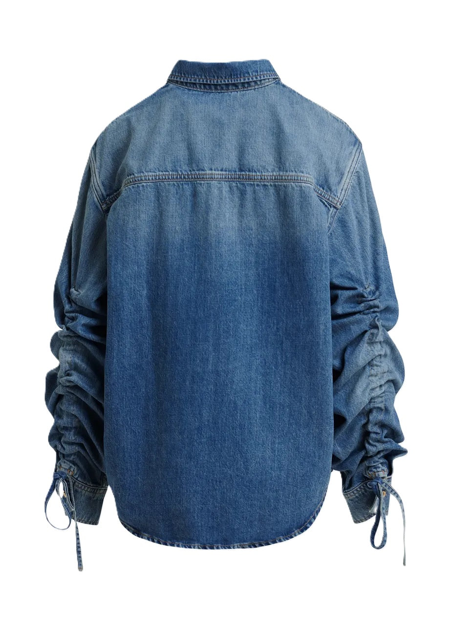 Jeansbluse Essentiel Antwerp JUZY JEANS SHIRT. Das blaue Jeanshemd aus einer Bio-Baumwollmischung hat eine weite Silhouette und überschnittene Schultern. Es hat einen klassischen Kragen und einen Knopfverschluss. Der abgerundete Saum ergänzt den Look. Eine Brusttasche mit dezenter „E“-Stickerei verleiht dem Modell einen besonderen Look. Kordelzüge an der Rückseite der Ärmel sorgen für eine individuell verstellbare Passform.