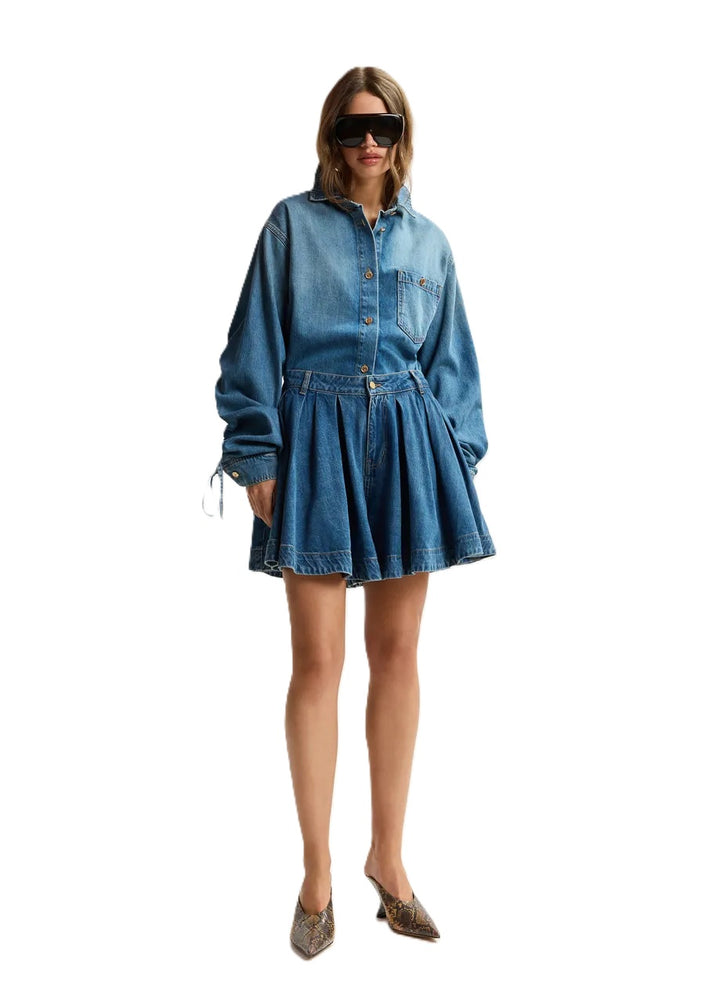Jeansbluse Essentiel Antwerp JUZY JEANS SHIRT. Das blaue Jeanshemd aus einer Bio-Baumwollmischung hat eine weite Silhouette und überschnittene Schultern. Es hat einen klassischen Kragen und einen Knopfverschluss. Der abgerundete Saum ergänzt den Look. Eine Brusttasche mit dezenter „E“-Stickerei verleiht dem Modell einen besonderen Look. Kordelzüge an der Rückseite der Ärmel sorgen für eine individuell verstellbare Passform.