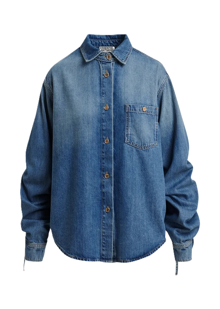 Jeansbluse Essentiel Antwerp JUZY JEANS SHIRT. Das blaue Jeanshemd aus einer Bio-Baumwollmischung hat eine weite Silhouette und überschnittene Schultern. Es hat einen klassischen Kragen und einen Knopfverschluss. Der abgerundete Saum ergänzt den Look. Eine Brusttasche mit dezenter „E“-Stickerei verleiht dem Modell einen besonderen Look. Kordelzüge an der Rückseite der Ärmel sorgen für eine individuell verstellbare Passform.
