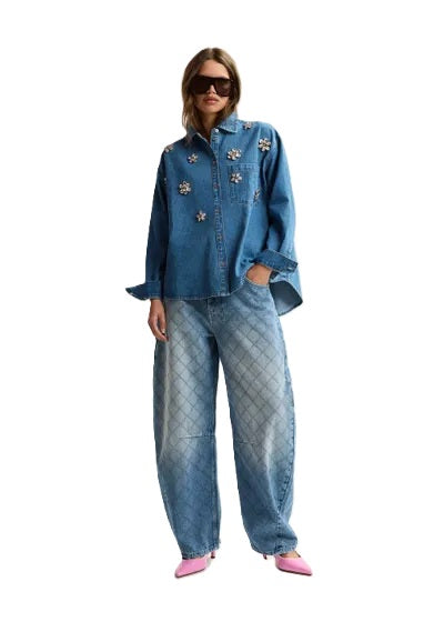 Jeansbluse Essentiel Antwerp KONNECTION RHINESTONE SHIRT in blau mit Glassteinchen auf der Vorderseite. Auf der Rückseite ist die Bluse glockig geschnitten. Sie hat Knopfleiste und eine Brusttasche.