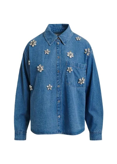 Jeansbluse Essentiel Antwerp KONNECTION RHINESTONE SHIRT in blau mit Glassteinchen auf der Vorderseite. Auf der Rückseite ist die Bluse glockig geschnitten. Sie hat Knopfleiste und eine Brusttasche.