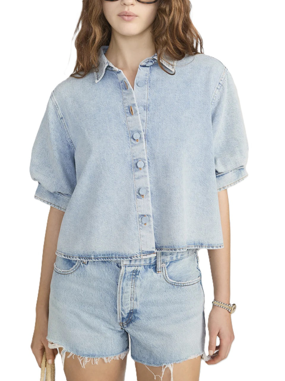 Jeansbluse Frame the billow sleeve. Bezaubernde Jeansbluse mit Kragen und Puffärmeln. Die Ärmel sind halblang und haben einen seitlichen Knopf. Die Bluse hat einen Kragen und Jeansknöpfe. Die Bluse ist verkürzt und gerade geschnitten. Auf der Rückseite befindet sich eine Kellerfalte.