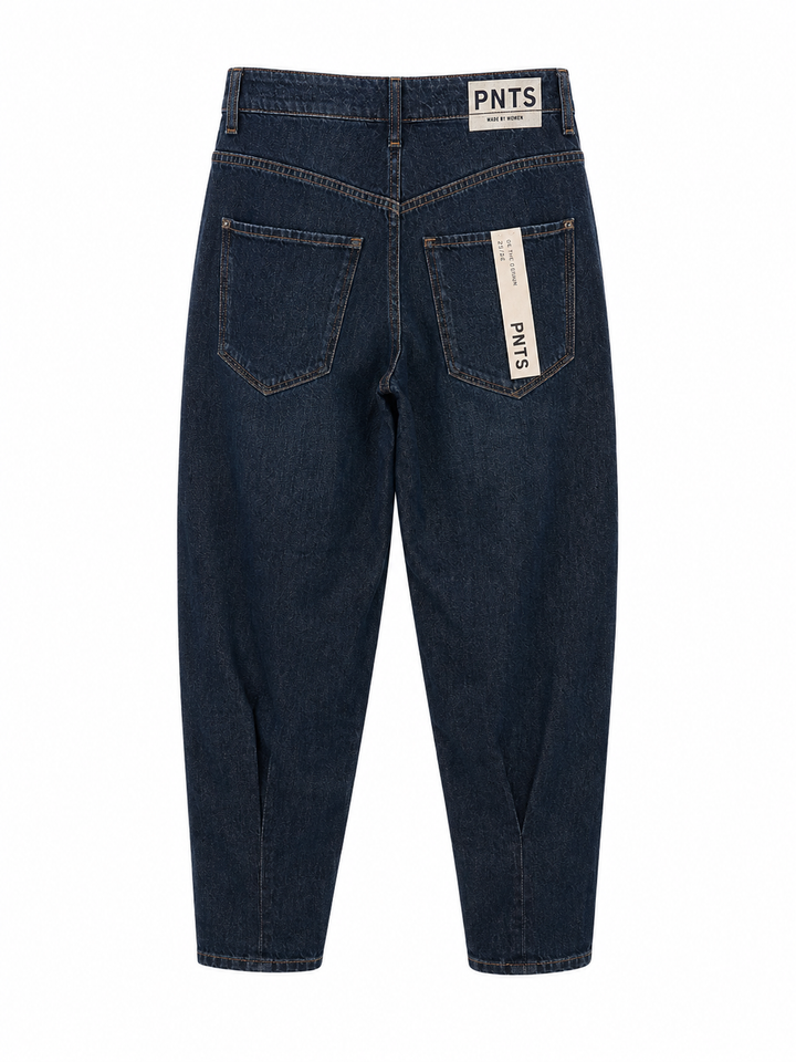 Jeans PNTS 05_THE O SHAPE. Jeans in dunkelblau mit O-Shape und verkürztem Bein. Die Jeans hat Bundfalten und Taschen aus einer griffigen Qualität. 