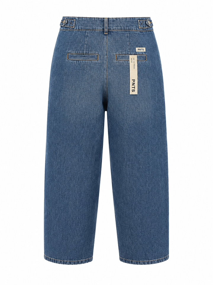 Jeans PNTS 34_THE FRIEND. Jeans in mittelblau mit Bundfalten und O-Shape Form. Das Bein ist verkürzt und die Jeans hat seitliche Eingriffstaschen mit Gürtelschlaufen. 