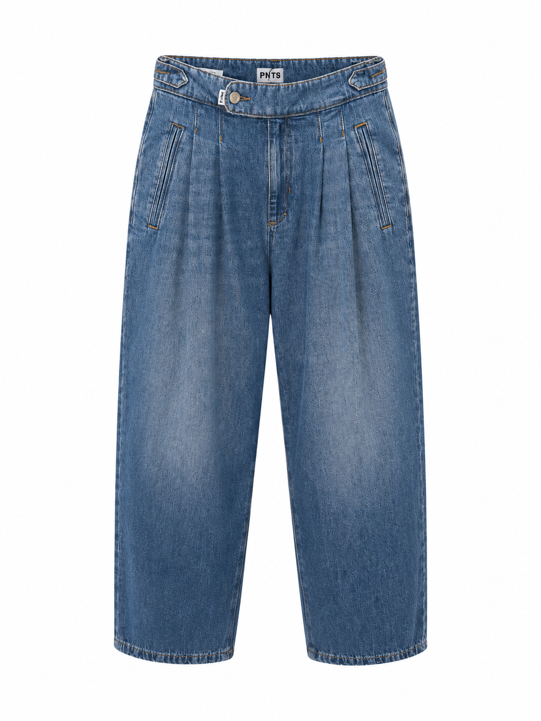 Jeans PNTS 34_THE FRIEND. Jeans in mittelblau mit Bundfalten und O-Shape Form. Das Bein ist verkürzt und die Jeans hat seitliche Eingriffstaschen mit Gürtelschlaufen. 