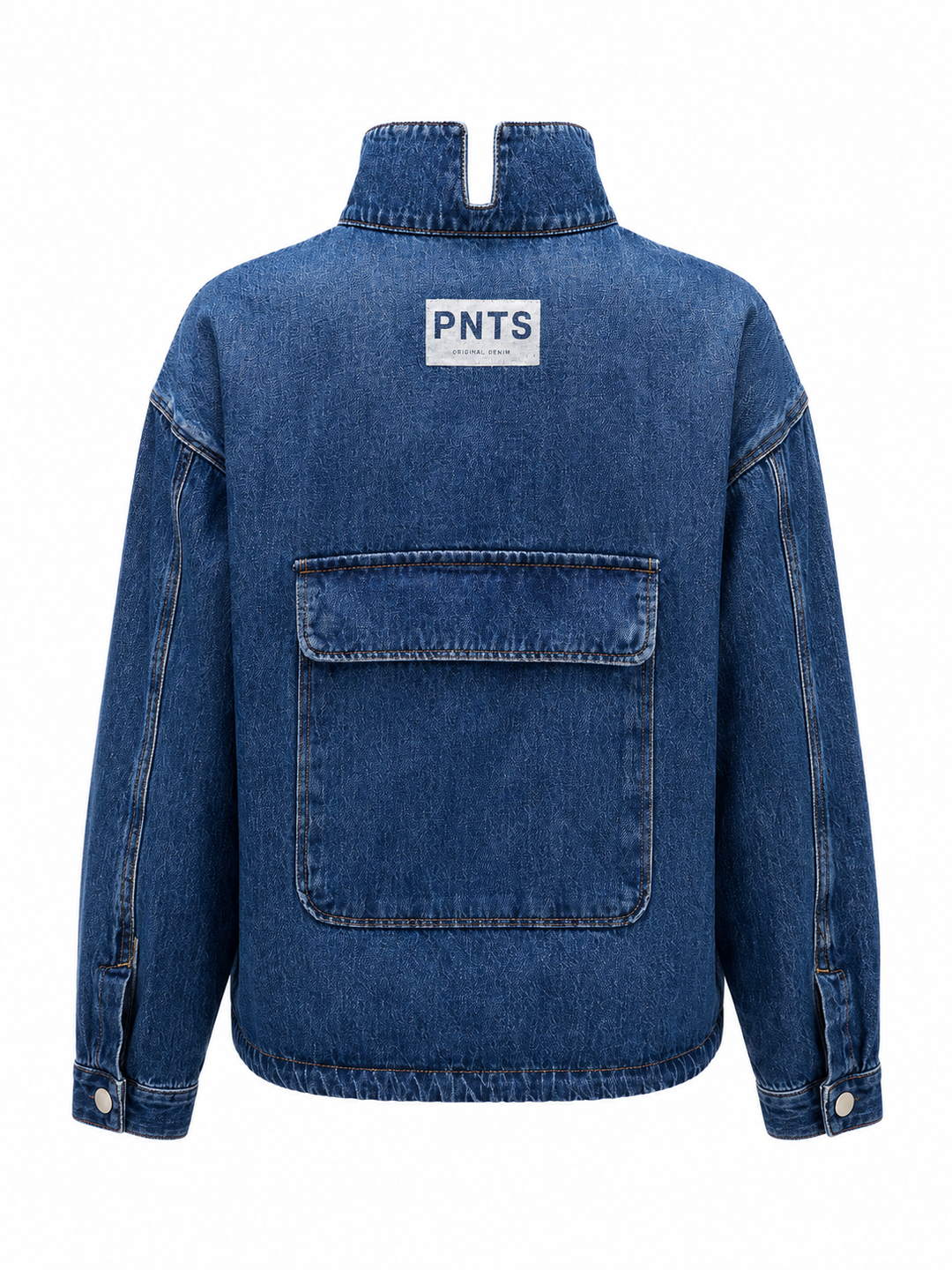 Jeanshemd PNTS 27_THE SUIT UP. Jeanshemd in dunkelblau mit aufgesetzten Taschen und Stehkragen mit Zip. Das Hemd hat einen Tunnelzug und lange Ärmel. Die Form ist oversized. 