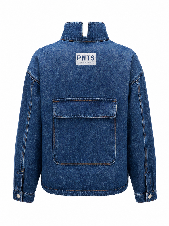 Jeanshemd PNTS 27_THE SUIT UP. Jeanshemd in dunkelblau mit aufgesetzten Taschen und Stehkragen mit Zip. Das Hemd hat einen Tunnelzug und lange Ärmel. Die Form ist oversized. 