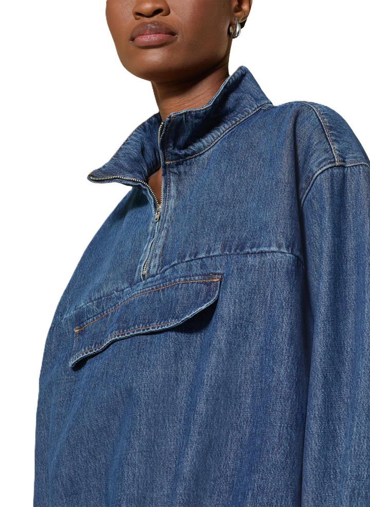 Jeanshemd PNTS 27_THE SUIT UP. Jeanshemd in dunkelblau mit aufgesetzten Taschen und Stehkragen mit Zip. Das Hemd hat einen Tunnelzug und lange Ärmel. Die Form ist oversized. 