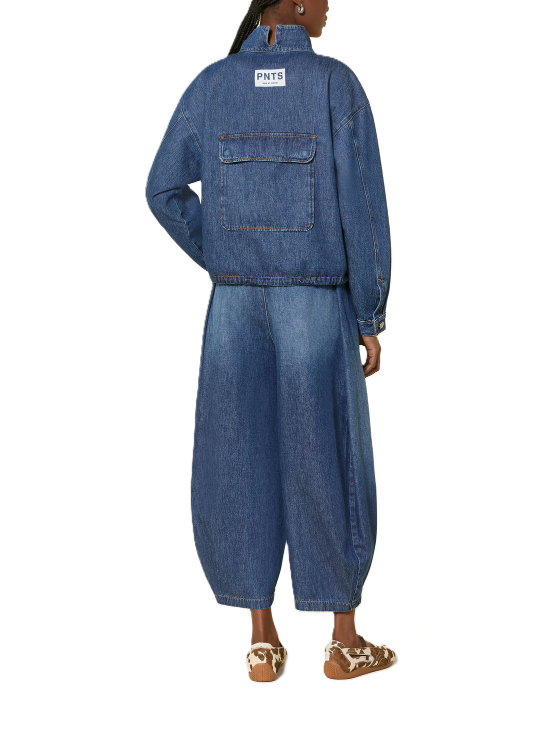 Jeanshemd PNTS 27_THE SUIT UP. Jeanshemd in dunkelblau mit aufgesetzten Taschen und Stehkragen mit Zip. Das Hemd hat einen Tunnelzug und lange Ärmel. Die Form ist oversized. 