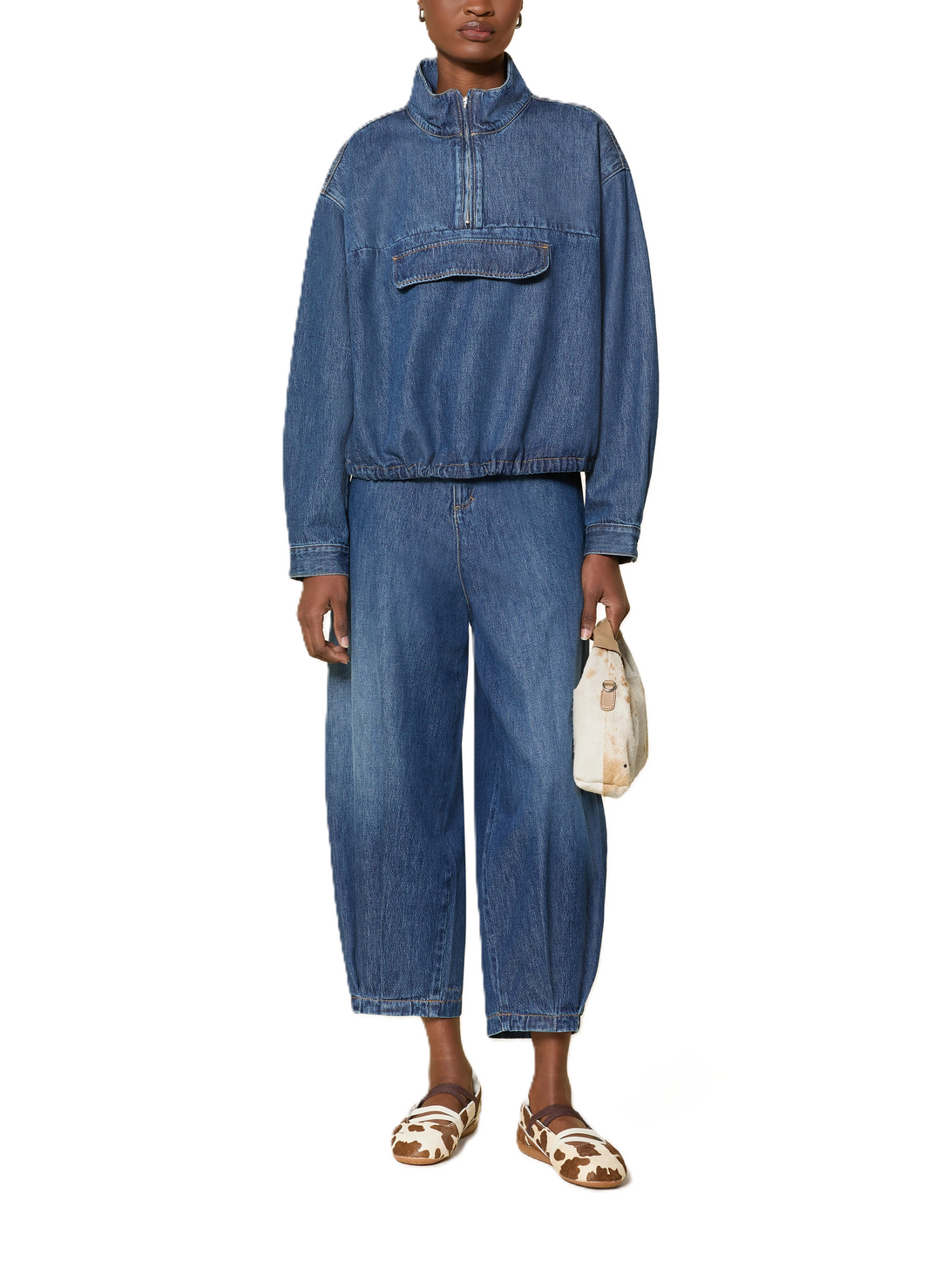 Jeanshemd PNTS 27_THE SUIT UP. Jeanshemd in dunkelblau mit aufgesetzten Taschen und Stehkragen mit Zip. Das Hemd hat einen Tunnelzug und lange Ärmel. Die Form ist oversized. 
