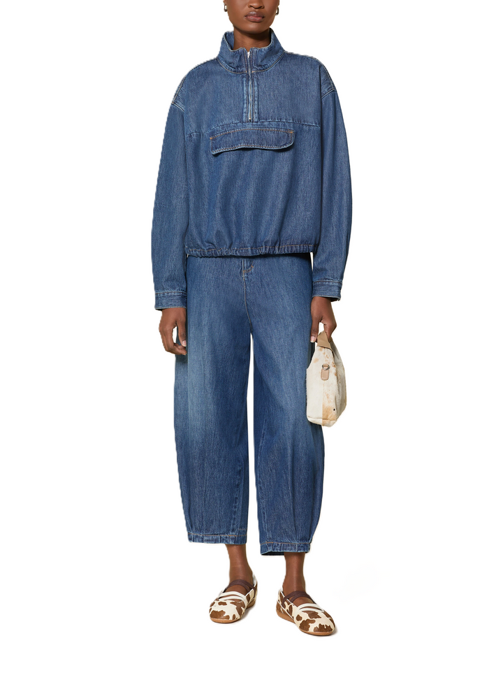 Jeanshemd PNTS 27_THE SUIT UP. Jeanshemd in dunkelblau mit aufgesetzten Taschen und Stehkragen mit Zip. Das Hemd hat einen Tunnelzug und lange Ärmel. Die Form ist oversized. 
