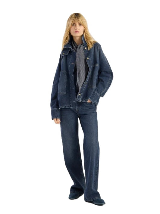 Jeansjacke SoSUE Oversized Denim Jacket Bomber in dunkelblau mit Kragen und Riegel. Goldoptikknöpfe und oversized Schnitt mit Gummizug und angesetzten Ärmeln. 