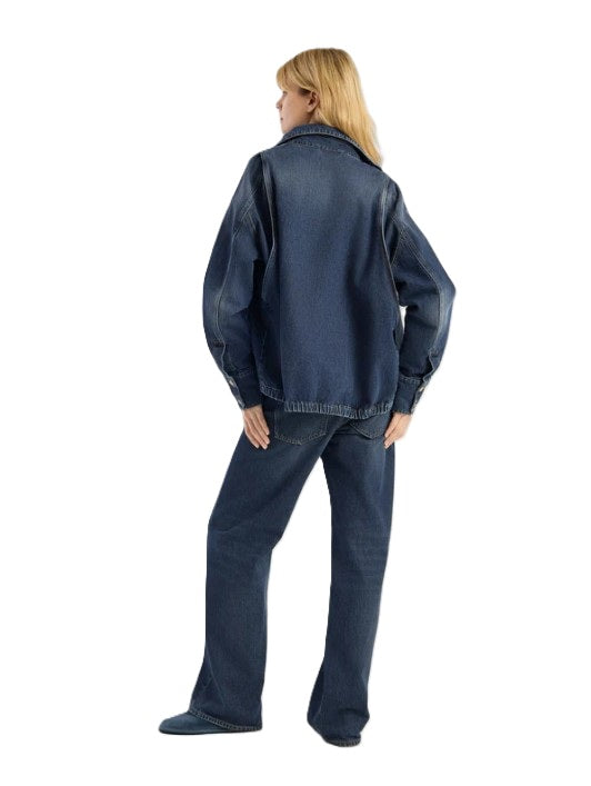 Jeansjacke SoSUE Oversized Denim Jacket Bomber in dunkelblau mit Kragen und Riegel. Goldoptikknöpfe und oversized Schnitt mit Gummizug und angesetzten Ärmeln. 