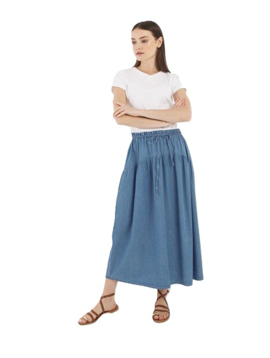 Jeansrock SO SUE Skirt Palma Denim. Der SOSUE Skirt Palma ist ein zeitloser, luftiger Midi-Rock aus 100 % Denim Baumwolle. Der elastische Bund mit kleinem Bindeband vorne sorgt für eine flexible Passform und einen entspannten Look. Durch die leicht ausgestellte Silhouette und die feine Raffung unterhalb des Bunds fällt der Rock besonders schön. Praktische seitliche Eingriffstaschen.